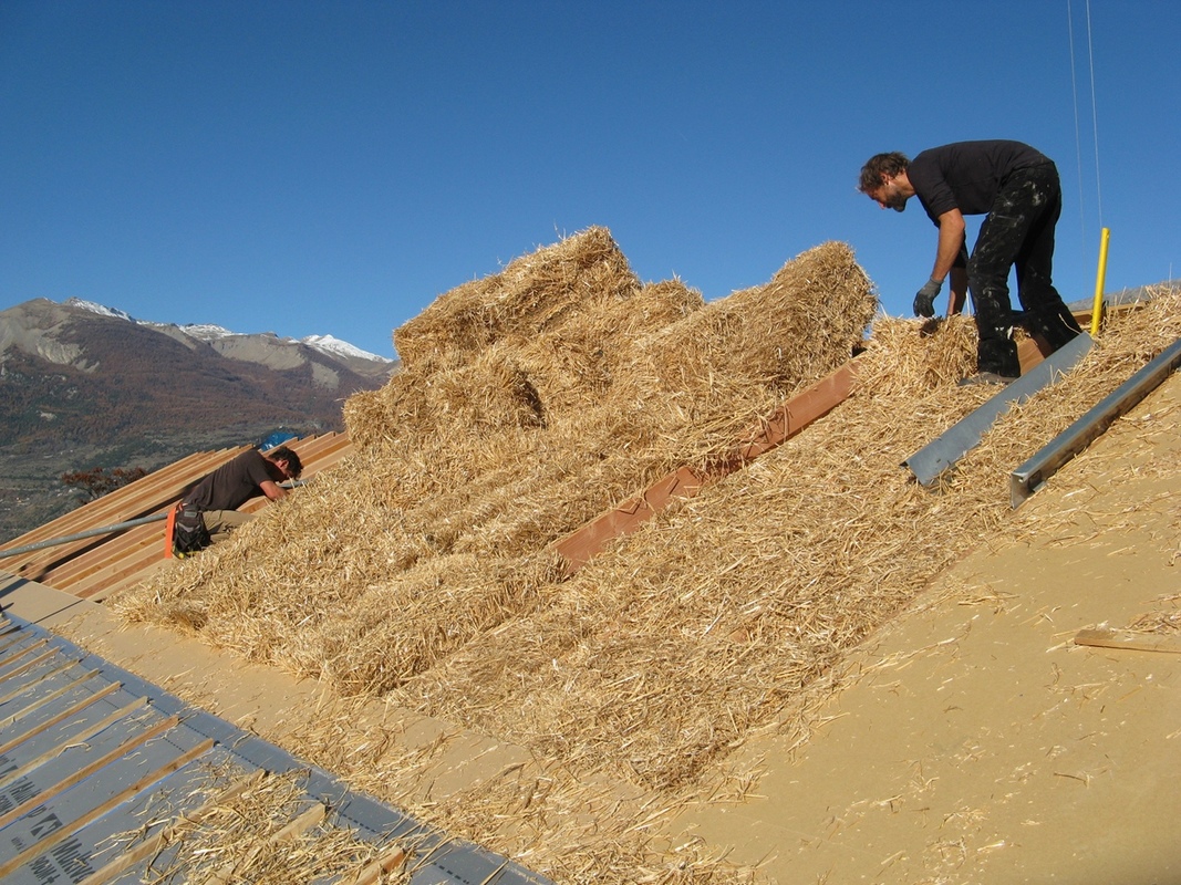 Isolation de la toiture, remplissage en botte de paille.